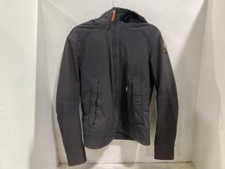 Lot 947  
            Chesterfield SR45 - Parcel Delivery Only 

                
BROWN/ORANGE PJS PARAJUMPERS SOFTSHELL MEDIUM JKT (LOCATION: D9)