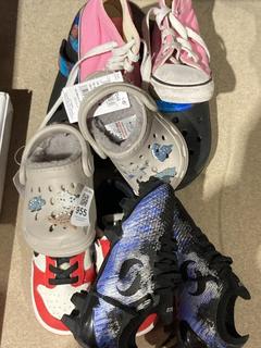 Lot 955  
            Chesterfield SR45 - Parcel Delivery Only 

                
5 X ASSORTED CHILDRENS FOOTWEAR TO INCLUDE NIKE UK SIZE 7.5K BLACK/RED/WHITE (LOC...