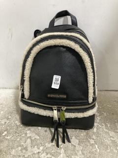Lot 959  
            Chesterfield SR45 - Parcel Delivery Only 

                
MICHAEL KORS RHEA BACKPACK IN BLACK LEATHER WITH A SHEERING TRIM (LOCATION: D9)