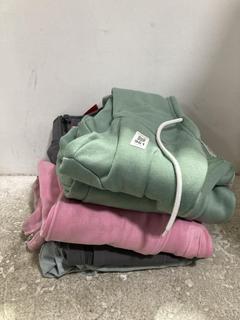 Lot 961  
            Chesterfield SR45 - Parcel Delivery Only 

                
5 X ASSORTED CLOTHING ITEMS TO INCLUDE PINK EXTRA SMALL TRAPSTAR JOGGING BOTTOMS ...