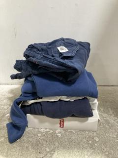 Lot 963  
            Chesterfield SR45 - Parcel Delivery Only 

                
4 X ASSORTED CLOTHING ITEMS TO INCLUDE MEDIUM BLUE VANS JUMPER (LOCATION: D9)