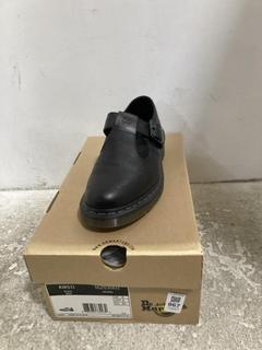 Lot 967  
            Chesterfield SR45 - Parcel Delivery Only 

                
DR MARTENS KIRSTI BLACK SHOEOS UK SIZE 6 (LOCATION: D9)