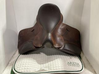 Lot 972  
            Chesterfield SR45 - Parcel Delivery Only 

                
ARENA SADDLES LEATHER SADDLE TO INCLUDE HORSE BLANKET (LOCATION: D9)