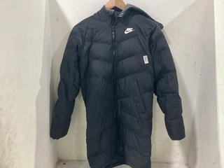 Lot 975  
            Chesterfield SR45 - Parcel Delivery Only 

                
BLACK NIKE LARGE COAT (LOCATION: D10)