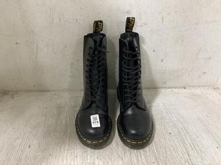 Lot 979  
            Chesterfield SR45 - Parcel Delivery Only 

                
BLACK DR MARTENS UK SIZE 6 (LOCATION: D10)