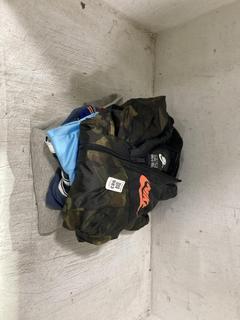 Lot 983  
            Chesterfield SR45 - Parcel Delivery Only 

                
4 X ASSORTED CHILDRENS CLOTHING ITEMS TO INCLUDE NEWCASTLE UNITED FC 7-8 SHIRT (L...