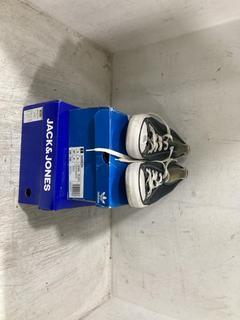 Lot 986  
            Chesterfield SR45 - Parcel Delivery Only 

                
3 X ASSORTED FOOTWEAR TO INCLUDE CONVERSE ALL STAR UK SIZE 7 (LOCATION: D10)