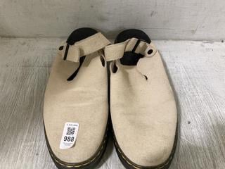 Lot 988  
            Chesterfield SR45 - Parcel Delivery Only 

                
DR MARTENS CARLSON SUDED MULES IN BEIGE COLOUR UK SIZE 12 (LOCATION: D10)