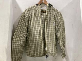 Lot 992  
            Chesterfield SR45 - Parcel Delivery Only 

                
GARMS AFFILIATED MEDIUM CHECKERED LONG SLEEVE SHIRT (LOCATION: D10)
