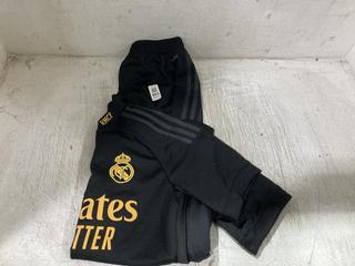 Lot 993  
            Chesterfield SR45 - Parcel Delivery Only 

                
BLACK REAL MADRID 11-12YR OLD BLACK FOOTBALL SHIRT AND SHORTS (LOCATION: D10)