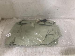 Lot 998  
            Chesterfield SR45 - Parcel Delivery Only 

                
LARGE GREEN BOSS SHIRT (LOCATION: D10)