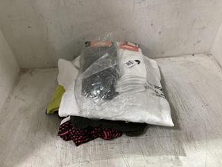Lot 999  
            Chesterfield SR45 - Parcel Delivery Only 

                
12 X ASSORTED CLOTHING ITEMS TO INCLUDE WHITE JACK & JONES T-SHIRT UK SIZE MEDIUM...