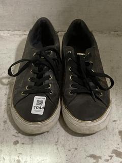Lot 1044  
            Chesterfield SR44 - Parcel Delivery Only 

                
GUESS WOMENS LOVEN SNEAKER IN SIZE 39 (LOCATION: C8)