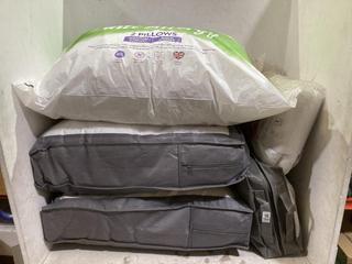 Lot 1047  
            Chesterfield SR44 - Parcel Delivery Only 

                
3 X ASSORTED BEDDING ITEMS TO INCLUDE PREMIER INN LUXURIOUSLY QUILTED KING SIZE M...