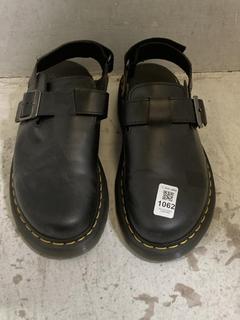 Lot 1062  
            Chesterfield SR44 - Parcel Delivery Only 

                
DR MARTENS JORGE II BRANDO LEATHER SLINGBACK MULES IN BLACK SIZE 10 UK (LOCATION:...
