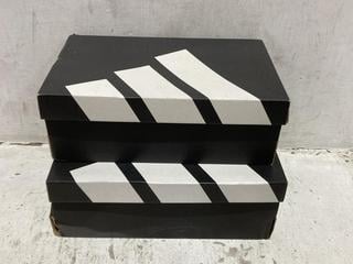 Lot 1090  
            Chesterfield SR44 - Parcel Delivery Only 

                
ADIDAS RUN FALCON 5 TRAINERS IN WHITE SIZE 6 UK TO INCLUDE ADIDAS PREDATOR LEAGUE...