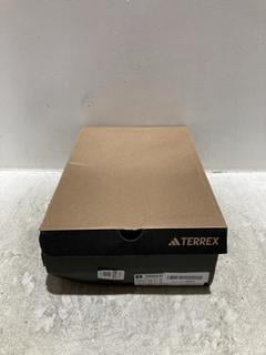 Lot 1100  
            Chesterfield SR44 - Parcel Delivery Only 

                
ADIDAS TERREX TRAINERS IN NAVY BLUE SIZE 12 UK (LOCATION: B1)