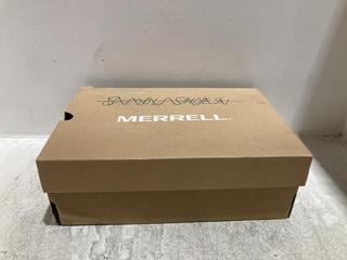 Lot 1107  
            Chesterfield SR44 - Parcel Delivery Only 

                
MERRELL ALPINE 83 SNEAKER RECRAFT TRAINERS SIZE 9 UK (LOCATION: B1)