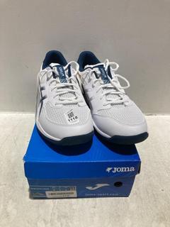 Lot 1118  
            Chesterfield SR44 - Parcel Delivery Only 

                
ASICS MENS TRAINERS IN WHITE SIZE 11 UK TO INCLUDE JOMA SPINMEN 2542 SHOES IN WHI...