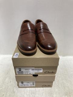 Lot 1122  
            Chesterfield SR44 - Parcel Delivery Only 

                
3 X ASSORTED SHOES TO INCLUDE CLARKS LEATHER BROWN SHOES SIZE 9.5 UK (LOCATION: B1)