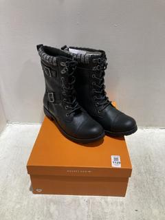 Lot 1128  
            Chesterfield SR44 - Parcel Delivery Only 

                
ROCKET DOG SIZE 8 BROWN SUEDE BOOTS TO INCLUDE ROCKET DOG BLACK HIGH BOOTS SIZE 5...