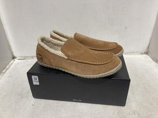 Lot 1142  
            Chesterfield SR44 - Parcel Delivery Only 

                
SOREL DUDE MOC SHOES IN ELK SIZE 11 (LOCATION: B2)