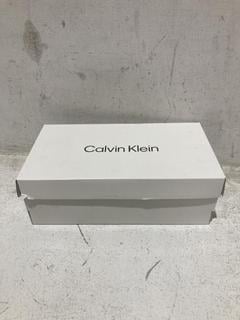 Lot 1186  
            Chesterfield SR44 - Parcel Delivery Only 

                
CALVIN KLEIN LEATHER HEELS IN BROWN UK SIZE 7.5 (LOCATION: B3)