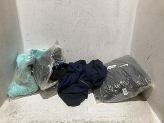 Lot 1194  
            Chesterfield SR44 - Parcel Delivery Only 

                
3 X ASSORTED BRANDED CLOTHING TO INCLUDE BERGHAUS ZIP FLEECE IN BLACK UK SIZE EXT...