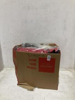 Lot 1198  
            Chesterfield SR44 - Parcel Delivery Only 

                
BOX OF SPORT ACCESSORIES TO INCLUDE TANGA BILLABONG BIKINI BOTTOMS IN PURPLE UK S...