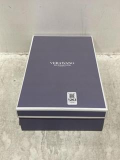 Lot 1263  
            Chesterfield SR44 - Parcel Delivery Only 

                
SET OF 2 VERA WANG WEDGWOOD VERRE WITH LOVE TOASTING CHAMPAGNE FLUTES ORIGINAL RR...