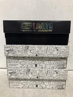 Lot 1291  
            Chesterfield SR44 - Parcel Delivery Only 

                
3 X ASSORTED KIDS SHOES TO INCLUDE SKECHERS LIGHTS TRAINERS IN PINK UK SIZE 3 (LO...