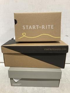 Lot 1296  
            Chesterfield SR44 - Parcel Delivery Only 

                
3 X ASSORTED KIDS SHOES TO INCLUDE START RITE TICKLE STAR TRAINERS IN PINK SIZE 2...
