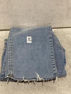 Lot 1298  
            Chesterfield SR44 - Parcel Delivery Only 

                
FRAME HEIGHT STRAIGHT DENIM JEANS IN BLUE SIZE - 30W - ORIGINAL RRP £250 (LOCATIO...