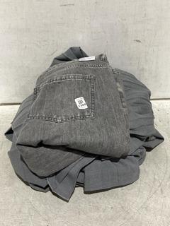 Lot 1300  
            Chesterfield SR44 - Parcel Delivery Only 

                
3 X ASSORTED CLOTHING ITEMS TO INCLUDE HOLBORN WIDE GREY DENIM JEANS SIZE 18 (LOC...