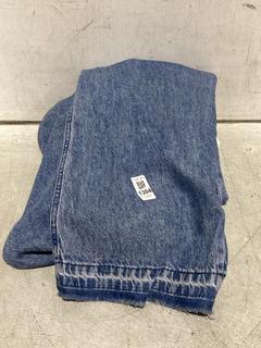 Lot 1304  
            Chesterfield SR44 - Parcel Delivery Only 

                
RALPH LAUREN CREAM KNITTED WOOL TOP SIZE XXL TO INCLUDE RAG AND BONE DENIM JEANS ...