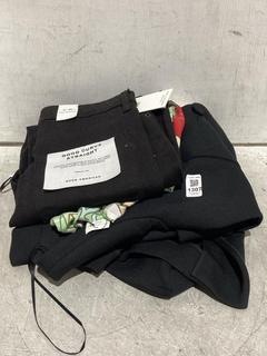 Lot 1307  
            Chesterfield SR44 - Parcel Delivery Only 

                
3 X ASSORTED ADULT CLOTHING TO INCLUDE GOOD AMERICAN BLACK DENIM JEANS SIZE 28 (L...