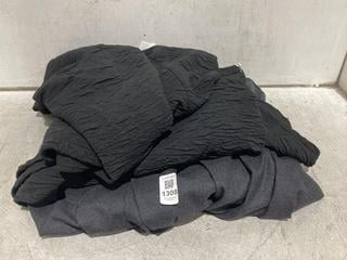 Lot 1308  
            Chesterfield SR44 - Parcel Delivery Only 

                
3 X ASSORTED ITEMS TO INCLUDE 3XL GOOD AMERICAN SKIRT IN BLACK (LOCATION: B5)