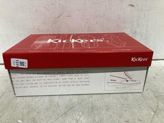 Lot 1311  
            Chesterfield SR44 - Parcel Delivery Only 

                
KICKERS REASAN LACE LEATHER BLACK SHOES SIZE 41 (LOCATION: B5)