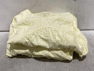 Lot 1312  
            Chesterfield SR44 - Parcel Delivery Only 

                
3 X FABIENNE CHAPOT YELLOW TOPS SIZE 42 (LOCATION: B5)