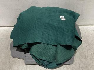 Lot 1313  
            Chesterfield SR44 - Parcel Delivery Only 

                
3 X ASSORTED ADULT CLOTHING ITEMS TO INCLUDE NOBODYS CHILD GREEN DRESS SIZE 6 UK ...