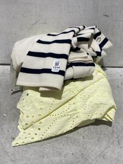 Lot 1314  
            Chesterfield SR44 - Parcel Delivery Only 

                
3 X ASSORTED CLOTHING ITEMS TO INCLUDE CREAM PIN STRIPE JUMPER SIZE 14 (LOCATION:...
