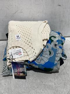 Lot 1316  
            Chesterfield SR44 - Parcel Delivery Only 

                
4 X ASSORTED CLOTHING ITEMS TO INCLUDE EQUIPMENT FEMME BLUE/GREEN DRESSES SIZE M ...