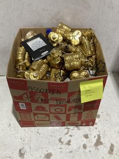 Lot 1329  
            Chesterfield SR44 - Parcel Delivery Only 

                
BOX OF ASSORTED CHRISTMAS TREE DECORATIONS TO INCLUDE GOLD COIN STACK BAUBLE (LOC...