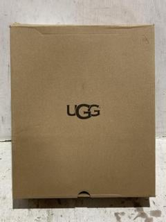 Lot 1332  
            Chesterfield SR44 - Parcel Delivery Only 

                
UGG TALL CHESTNUT II BOOTS IN BROWN SIZE 4.5 UK (LOCATION: B6)