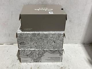 Lot 1339  
            Chesterfield SR44 - Parcel Delivery Only 

                
3 X ASSORTED SHOES TO INCLUDE CLARKS MULTI COLOURED TRAINERS SIZE 10 KIDS (LOCATI...