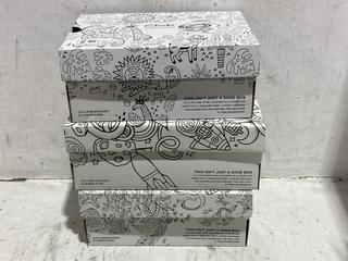 Lot 1340  
            Chesterfield SR44 - Parcel Delivery Only 

                
3 X ASSORTED SHOES TO INCLUDE CLARKS MIXER TRUCK SHOES IN SIZE 12 KIDS (LOCATION:...