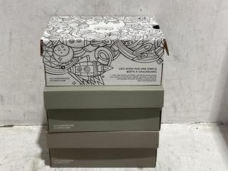 Lot 1352  
            Chesterfield SR44 - Parcel Delivery Only 

                
3 X ASSORTED KIDS SHOES TO INCLUDE CLARKS BLUE CANVAS TRAINERS SIZE 12 KIDS (LOCA...