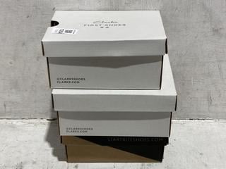 Lot 1354  
            Chesterfield SR44 - Parcel Delivery Only 

                
3 X ASSORTED KIDS SHOES TO INCLUDE CLARKS PURPLE FIRST KIDS SHOES SIZE UK 2.5 KID...