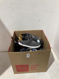 Lot 1385  
            Chesterfield SR44 - Parcel Delivery Only 

                
6 X ASSORTED KIDS SHOES TO INCLUDE GREEN/ORANGE DINOO SHOES (LOCATION: B7)