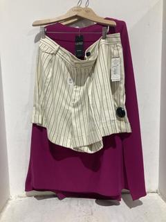 Lot 1401  
            Chesterfield SR44 - Parcel Delivery Only 

                
RALPH LAUREN PIN STRIPED SKIRT IN BLUE/CREAM SIZE 18 TO INCLUDE RALPH LAUREN PINK...